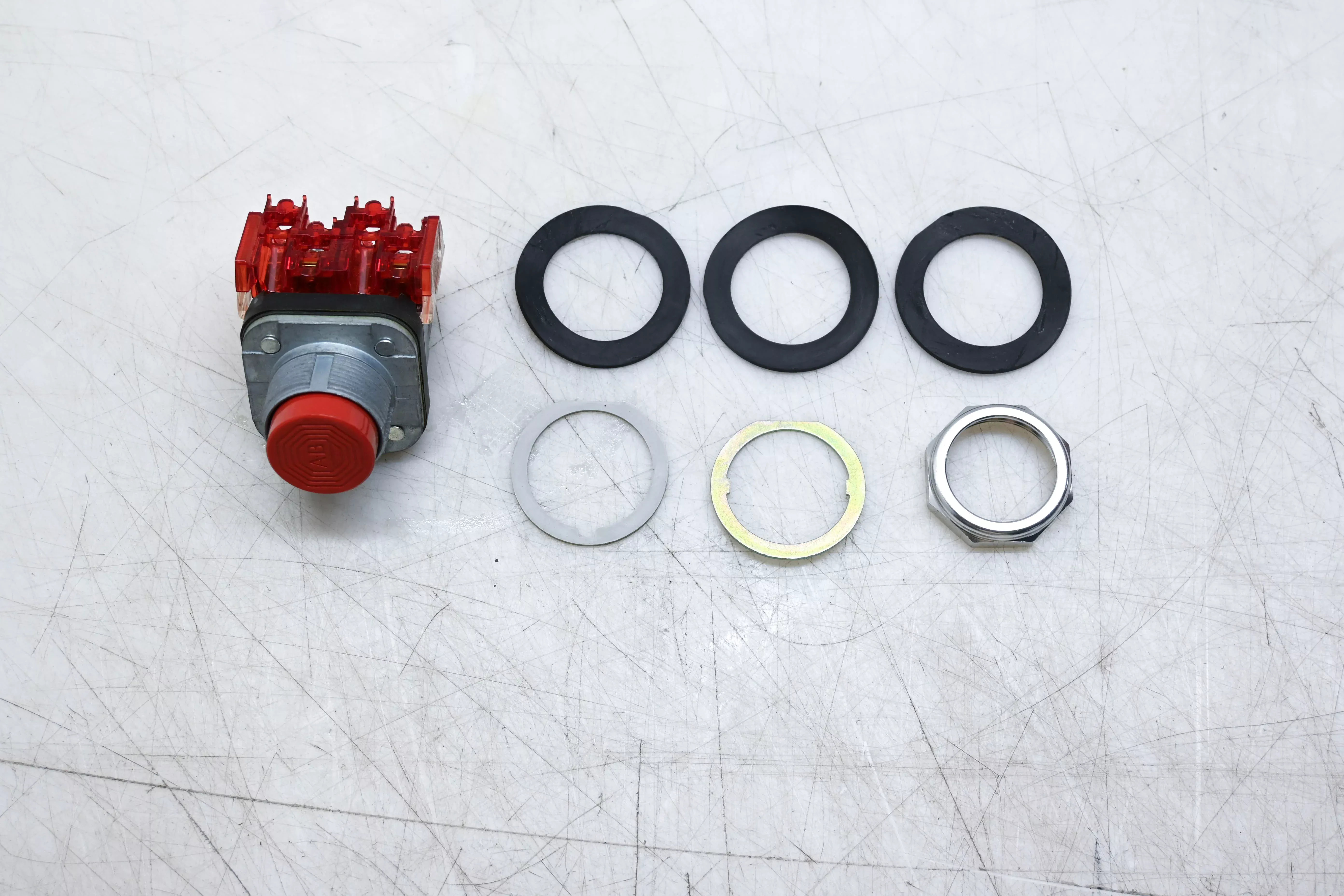 Allen-Bradley 800TC-B6D2 30mm Momentary Push Button NOS